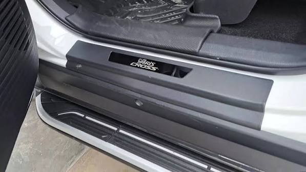 PISADERA YARIS CROSS